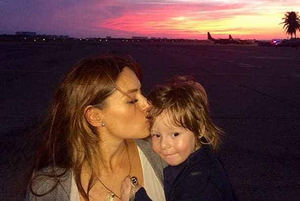 Y este es el fruto de su amor, su adorado Mateo.