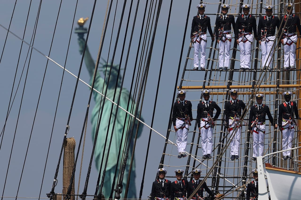 La Estatua de la Libertad se ve mientras los marineros de un velero de gran tamaño navegan por el puerto de Nueva York durante el Desfile Internacional de Velas, parte de Sail250, una concentración de veleros y buques militares, el sábado 4 de julio de 2026, en Nueva York.