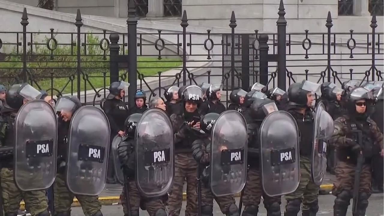 Comunidad universitaria marcha en Buenos Aires para exigir más fondos y mejores salarios al gobierno de Milei