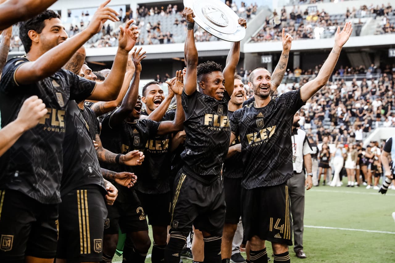 <br>Los jugadores de LAFC ofrecieron el trofeo a los aficionados que los acompañaron durante toda la campaña. Al final la celebración se convirtió en una fiesta inolvidable.
<br>
<br>Foto: LAFC