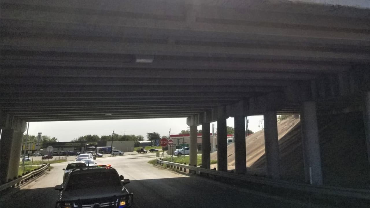 “Un acto perturbador”: Policía busca dar con quien puso una soga en un puente de la autopista I-35