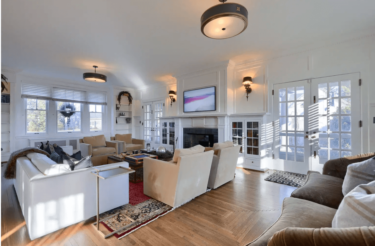 Mientras se realizaban renovaciones en la casa después de que los nuevos propietarios la compraran en 2007, se informó que se encontraron reliquias del tiempo de Swift en la casa, incluida una nota que se cree que fue escrita por el cantante de "Shake It Off" sobre un viaje a Disney.