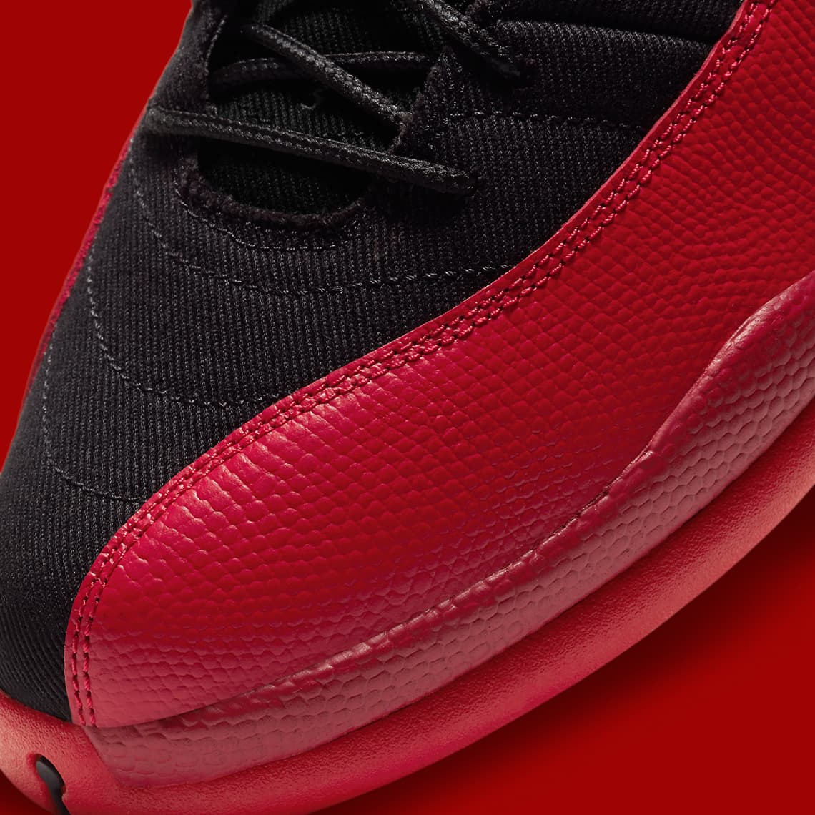 Los ojales y la pestaña inferior están marcadas con "Jumpman" y pintadas con oro metálico.