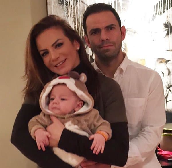 Aún recordamos cuando
<b><a href="http://www.univision.com/temas/silvia-navarro">Silvia</a></b> cargaba a León y le ponía divertidos mamelucos, ahora es todo un niño que tiene un parecido increíble con su madre.