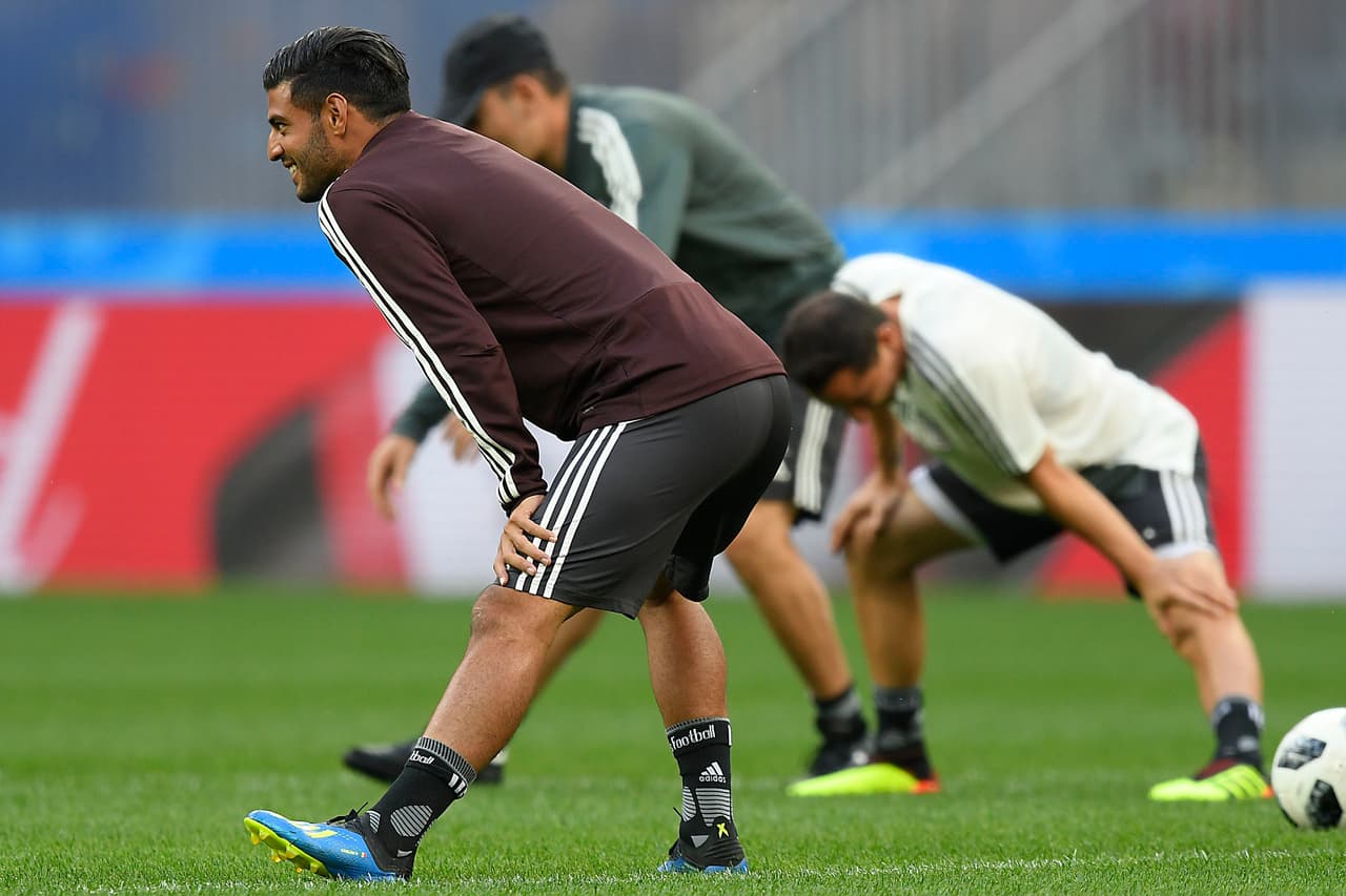 Carlos Vela, en primer plano, aparece flexionando el cuerpo mientras sonríe socarronamente. Quizás mirando a la portería en la que este domingo pueda marcar un gol. Al menos así lo añora.