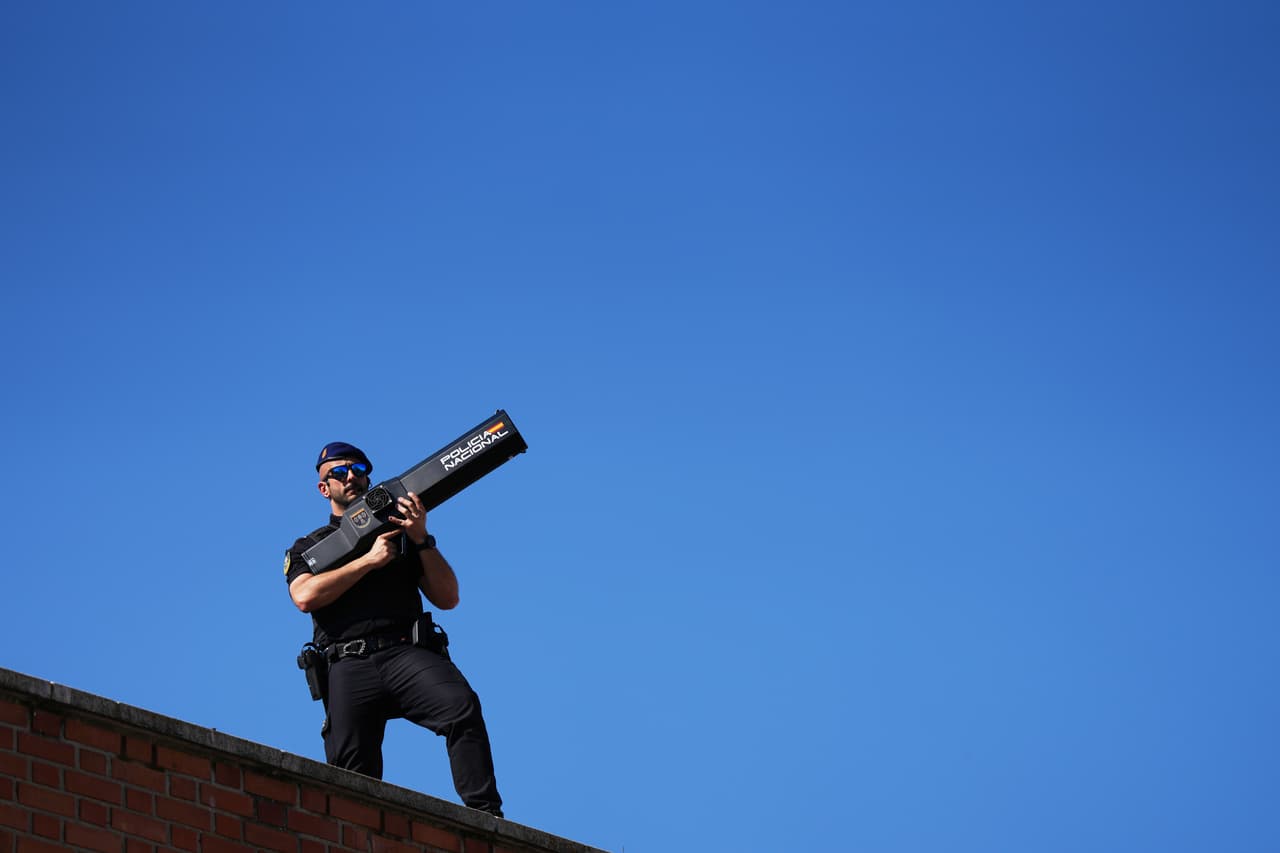 Un agente de la Policía Nacional española acordonó la zona portando un arma antidrones a la llegada del Papa León XIV a CEDIA 24 Horas.