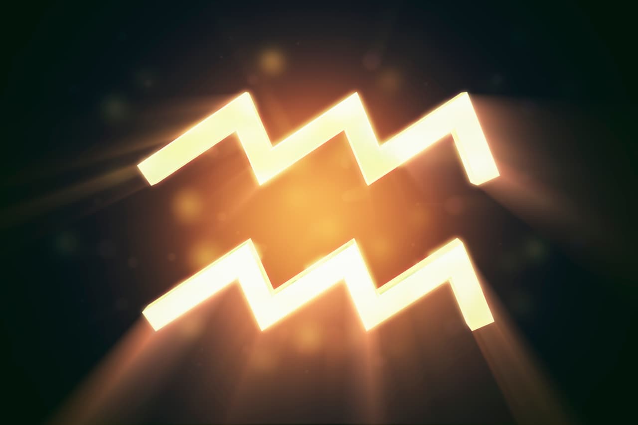 <b>Acuario</b>
<br>
<b>Recuperas el equilibrio emocional que pudiste haber perdido</b>
<br>¡Eclipse de Luna en tu signo la primera semana de agosto! Se abre este mes con una energía cósmica fortísima. El día 3 tu regente, Urano, se desplazará retrógrado al signo de Aries, pero ese movimiento no te afectará mucho ya que se compensa con la acción directa de Venus y Marte durante la primera quincena del mes. Asimismo, el eclipse solar del 21 se convertirá en todo un evento cósmico que transformará tu realidad sentimental acercando a tu lado a quien ha estado lejos, ausente, o distanciado de ti sentimentalmente.