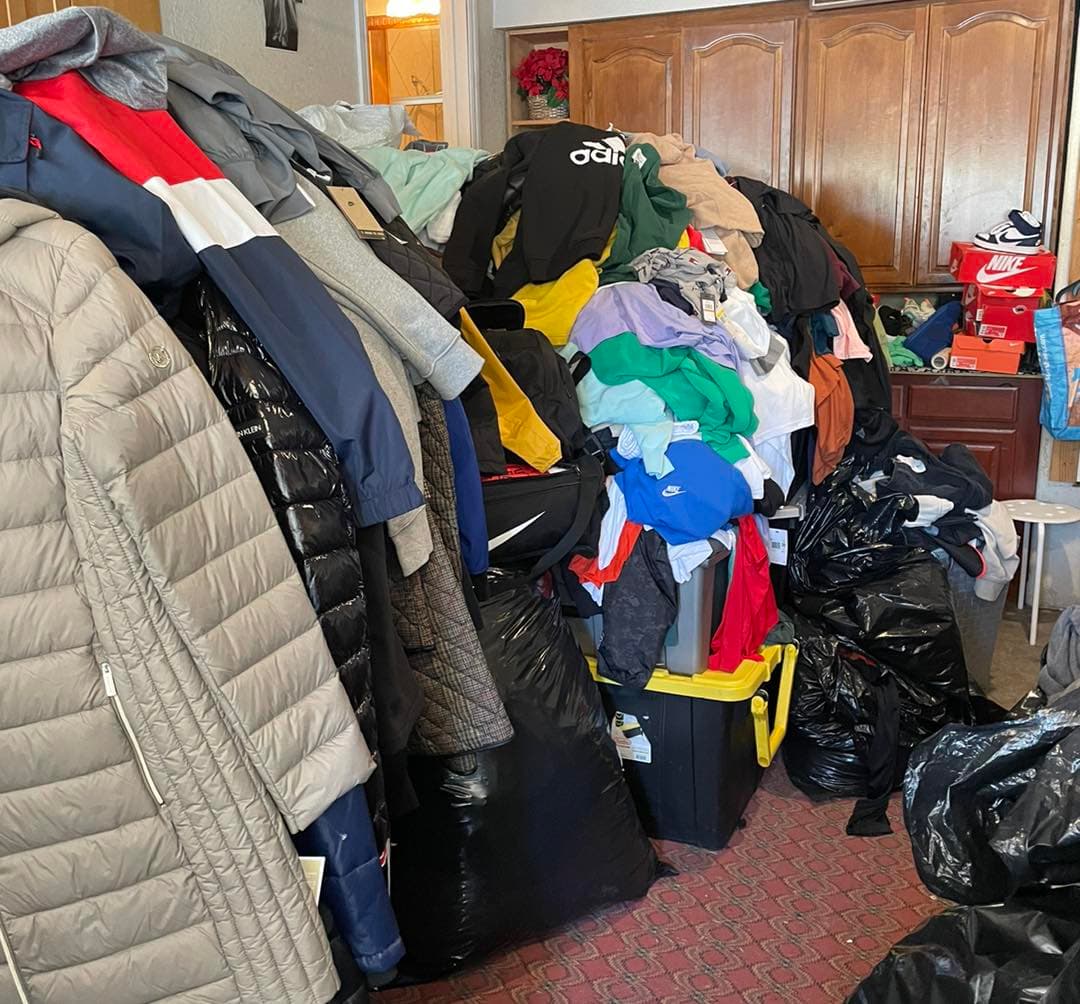 En los últimos meses, oficiales de CHP se han sumado al combate al robo a tiendas minoristas, el cual es considerado como una actividad del crimen organizado que
<b>deja miles de millones de dólares de pérdidas</b>.