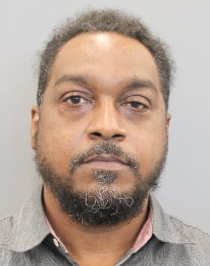 Por datos que permitan detener a
<b>Ernest Christopher Nathan</b> hay
<b>5,000 dólares de recompensa</b>.
<br>
<br>Nathan tiene vínculos con el condado de Harris, incluyendo la ciudad de Houston, Texas. También tiene vínculos con
<b>los estados de Georgia, Ohio y Luisiana</b>.
<br>
<br>En 2006 fue declarado culpable de compra / posesión / control de drogas y agresión agravada en Georgia y posteriormente condenado a 1 año de prisión.
<br>
<br>En 2016,
<b>fue declarado culpable de agresión y posteriormente condenado a 1 año de prisión. </b>
<br>
<br>El 4 de octubre de 2022, Nathan fue arrestado por el Departamento de Policía de Houston por asesinato y evasión de arresto.
<br>
<br>Al día siguiente, fue puesto en libertad bajo fianza.
<br>
<br>El 29 de febrero de 2024,
<b>se emitió una orden de arresto en su contra</b> por falta de comparecencia.