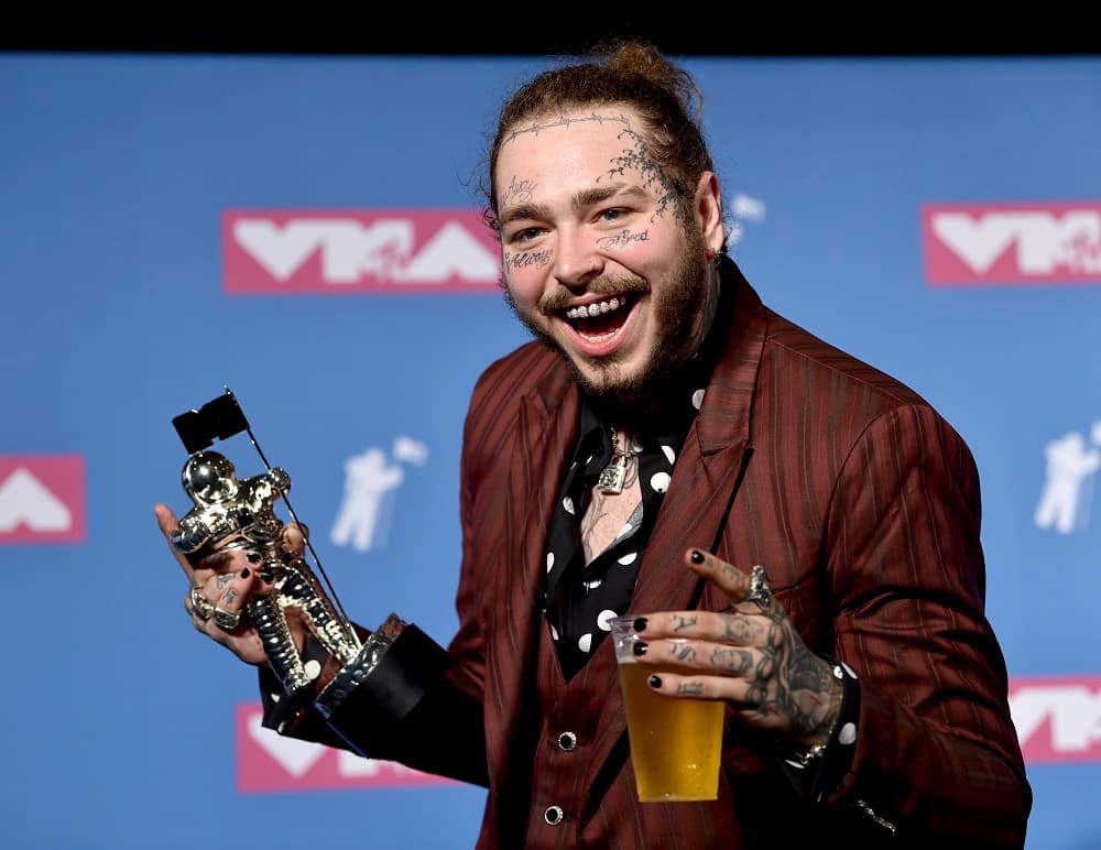 Jet privado con el rapero Post Malone aterriza de emergencia en NY tras explotar dos de sus llantas