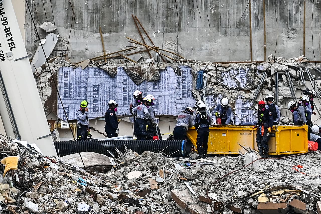 Confirmó también que a pesar del riesgo que hay en el área,
<a href="https://www.univision.com/local/miami-wltv/rescatistas-de-israel-y-mexico-se-unen-a-las-labores-en-los-escombros-del-edificio-que-se-derrumbo-en-surfside-video"><b>tienen un gran número de personas trabajando entre los escombros.</b></a>“Es un momento difícil y entendemos lo que está pasando”, expresó Alan Cominsky.
<br>