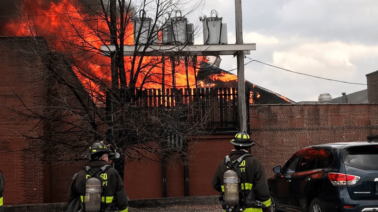 Techo de una fábrica en Belmont Gardens fue envuelto en llamas y cientos de trabajadores se ven afectados