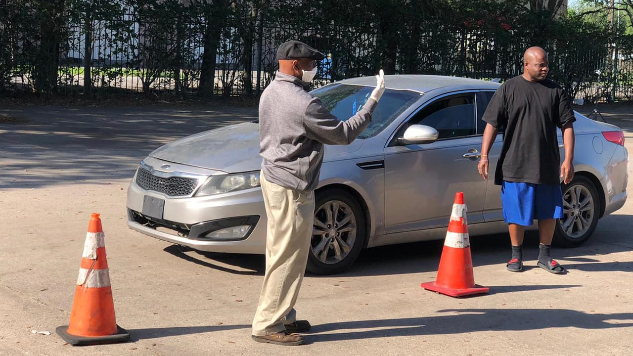 Todos los voluntarios trabajan respetando la orden del distanciamiento social para evitar el contagio.