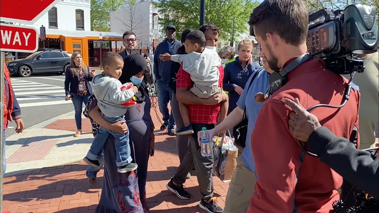 Otro autobús con indocumentados llega desde Texas a DC; los migrantes desconocen su situación legal