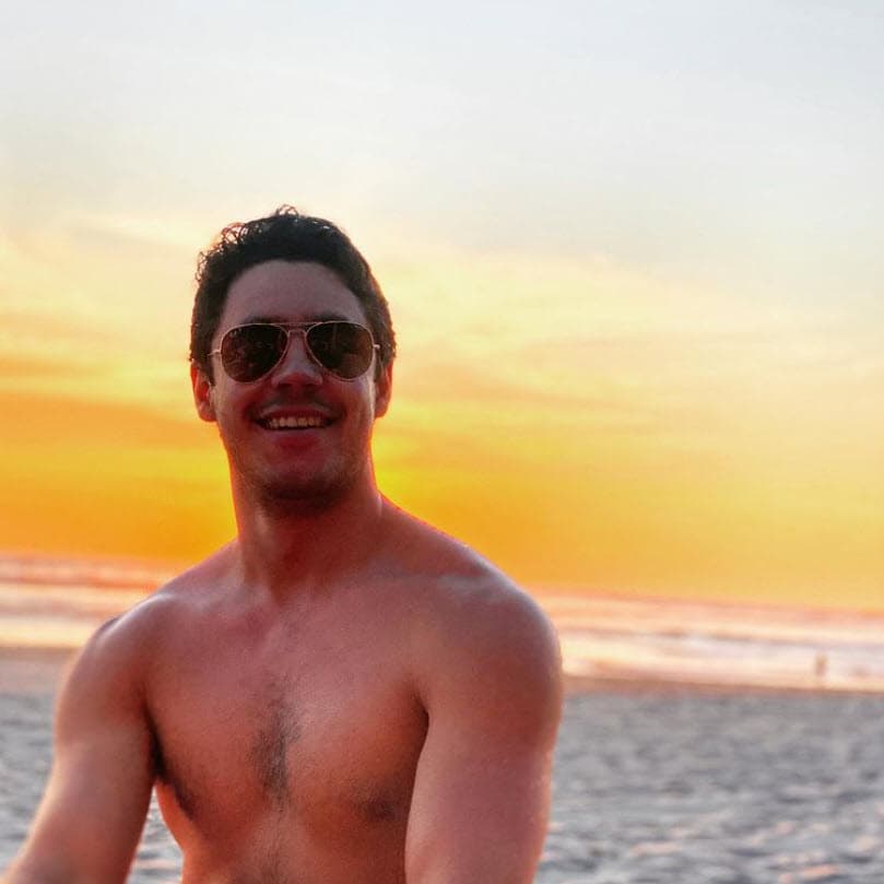 Capetillo preguntó:
<b> "¿La nueva aventura es conmigo?"</b> y ella respondió: "Chiii".
<br>