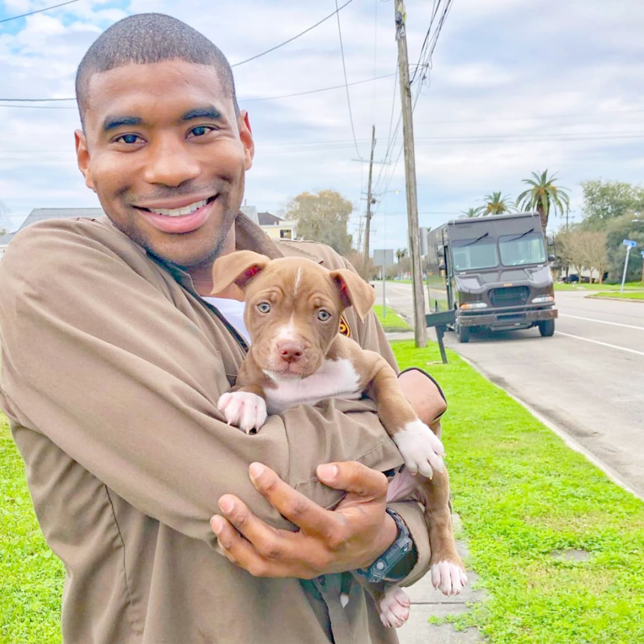 Jason Hardesty, un empleado de UPS en la ciudad de Nueva Orleans se toma selfies con las mascotas que encuentra en su recorrido. En su cuenta de Instagram ya lo siguen más de 50,000 amantes de los perros y de la histórica ciudad de Louisiana. "Jay and Bit #pupsofjay", escribió Hardesty junto esta fotografía el 1 de marzo de 2019.