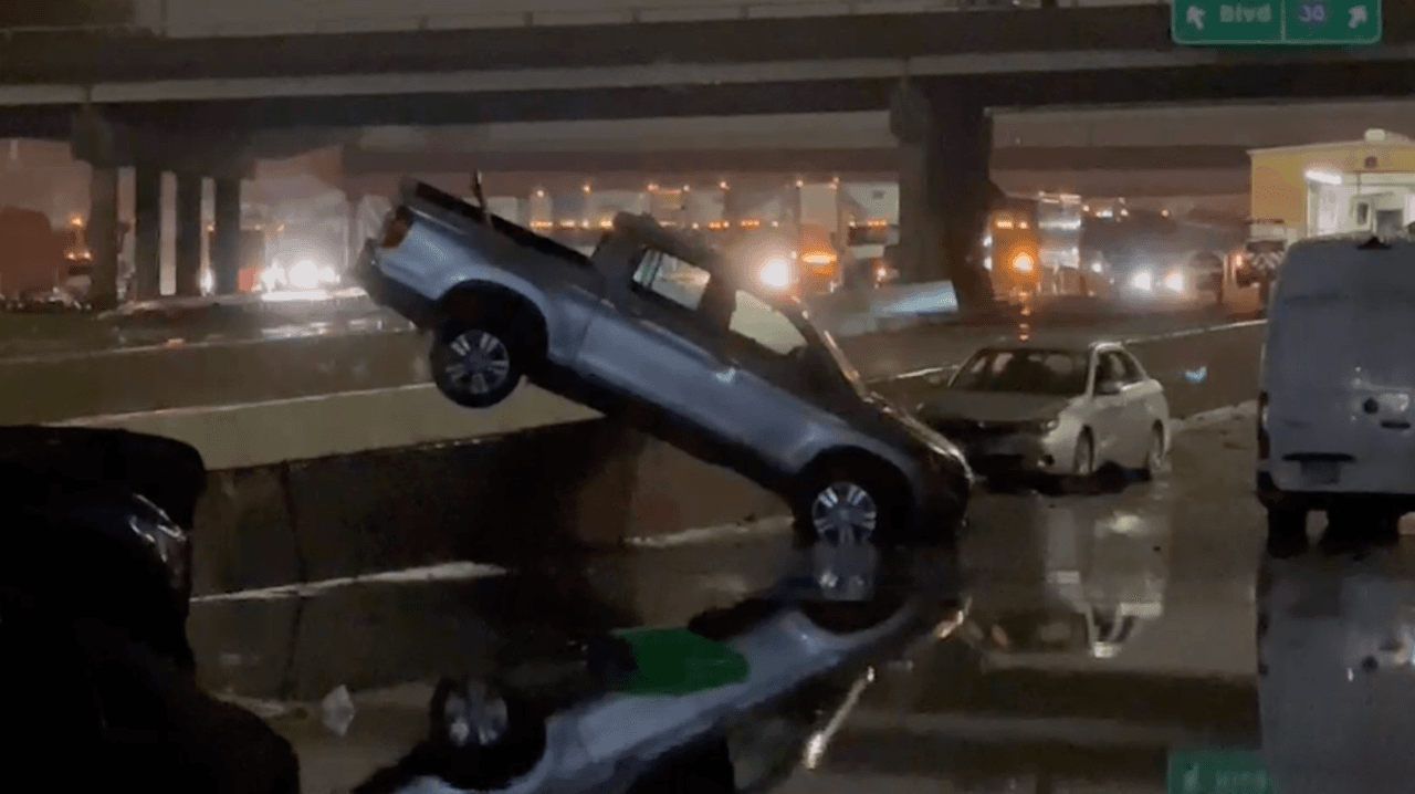 Autoridades recomiendan que si no tiene que salir no lo haga y no se arriesgue a transitar por vías inundadas.
<br>