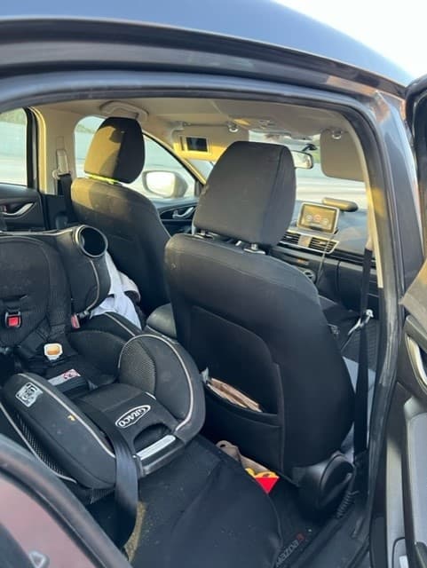 “Gracias a Dios pues solamente estaba rozado de la bala que penetró hacia adentro e impactó su cabecita, el ‘carseat’ y el techo del carro”, dijo la madre del menor que se salvó de milagro.