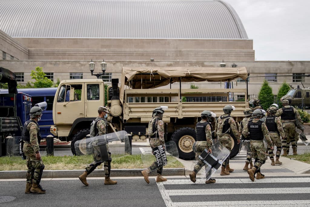 Esper ha autorizado el desplazamiento de varias unidades activas del Ejército a bases militares ubicadas en la periferia de la capital estadounidense, las cuales no han sido activadas en labores de patrullaje callejero.
<br>