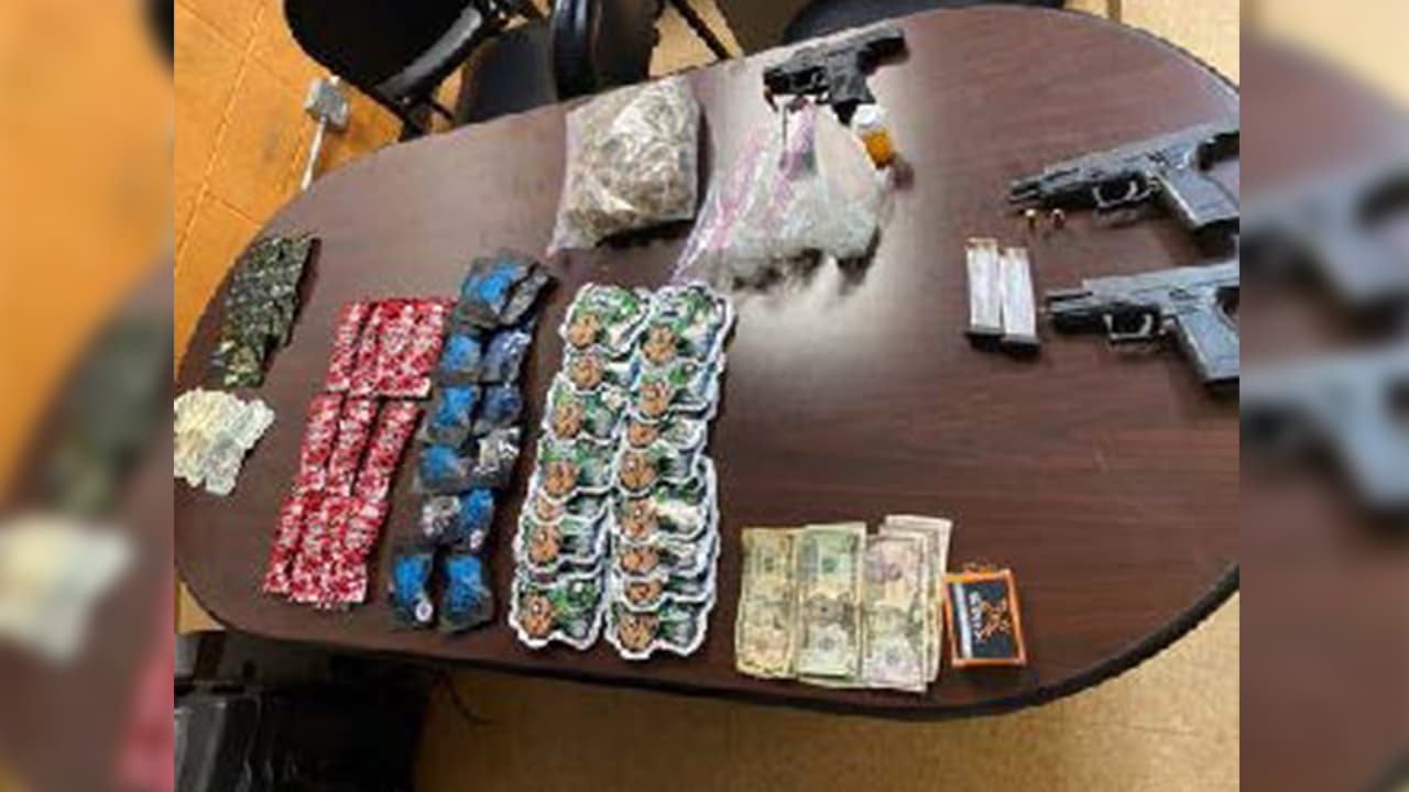 Autoridades encontraron hongos, pastillas, efectivo y joyas dentro de un departamento.