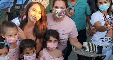 Sirey recibió muchas muestras de afecto por parte del público que la esperó afuera del aeropuerto.