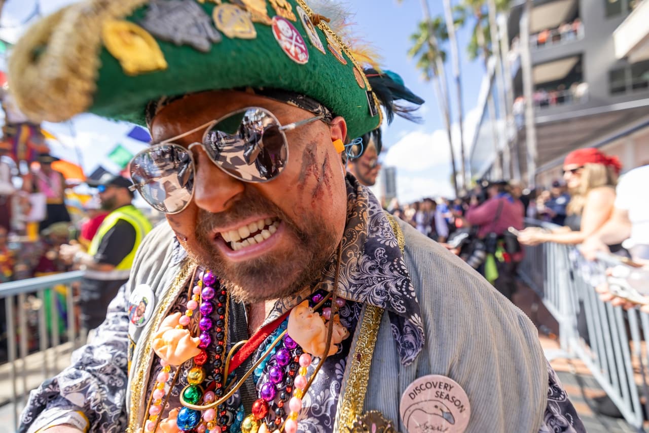 Durante más de un siglo, los audaces bucaneros de Ye Mystic Krewe de Gasparilla han surcado los mares en búsqueda incesante de los tesoros escondidos en el corazón de Tampa.