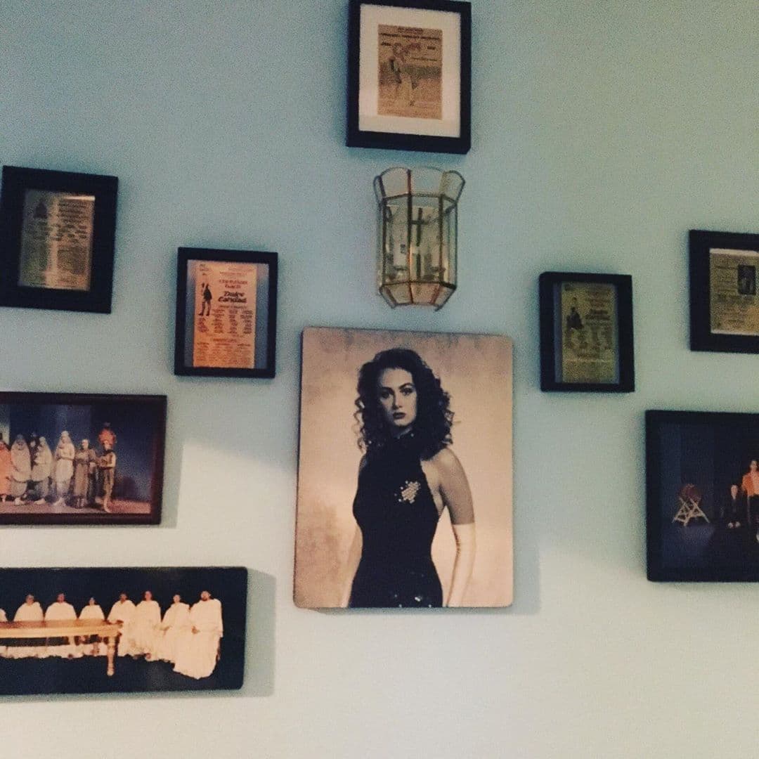 "Todavía queda bastante espacio en la pared de los recuerdos o 'egoteca', cuando la veo me siento muy afortunada de haber trabajado en esas obras de teatro, musicales y programas de TV y emocionada por los que vienen. ¡Lástima que no puedo colgar tracks de .mp3 en la pared! Afortunadamente para eso está YouTube", se lee en la publicación.
<br>