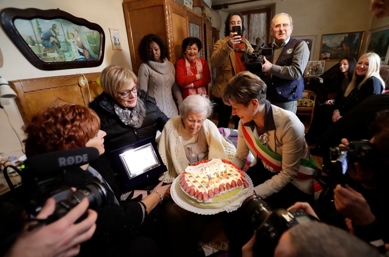 Quienes desean saber qué rituales pueden imitar de Morano para tener una larga vida sepan que la anciana atribuye su longevidad a... la ingesta de huevos crudos. Sí, huevos crudos. Solía comer tres todos los días pero, a petición de su médico, los redujo a dos. (Foto de Antonio Calanni/AP)