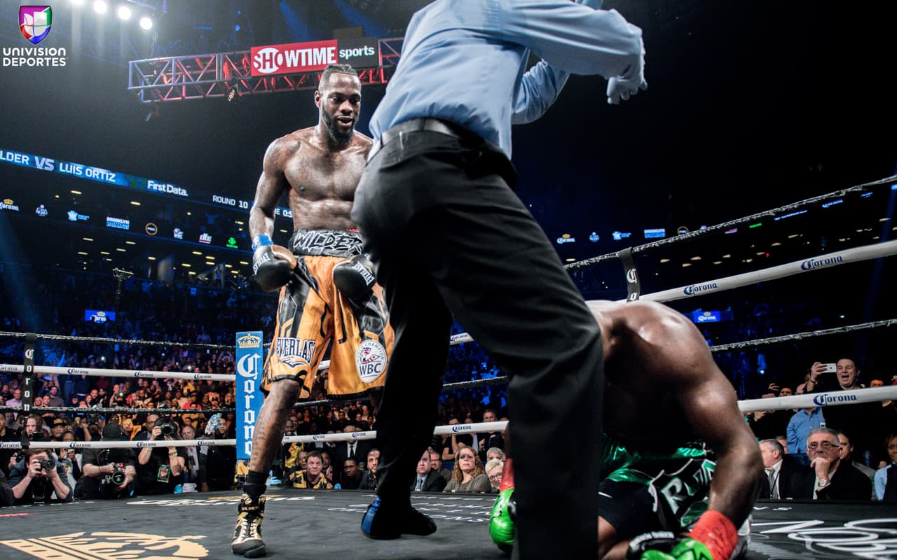 La pelea estelar en el Barclays Center de Brooklyn, una de las más esperadas en la categoría de los pesos completos, sobrepasó las expectativas de los aficionados. Luis Ortiz (28-1, 24 KOs) le complció la noche a Deontay Wilder (40-0, 39 KOs), pero el campeón sacó a relucir en el décimo round el poder que tiene en los nudillos para mandar al cubano a la lona en dos ocasiones y sellar la victoria.