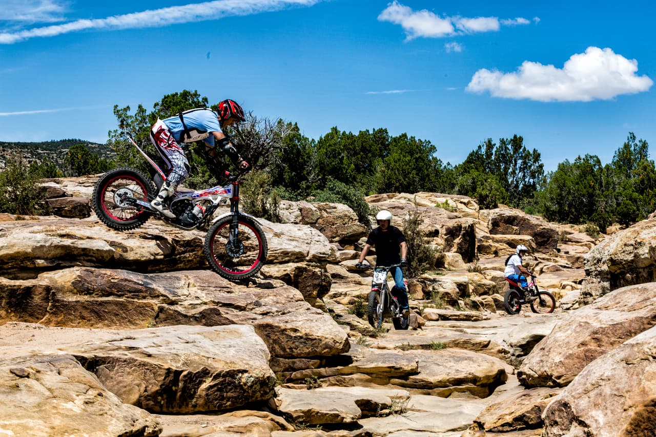 <b>Aprender a atreverse. </b>Un grupo de ciclistas hacen proesas en las sendas acondicionadas para esta práctica en el área y sistema de senderos White Ridge de San Ysidro en Nuevo Mexico. Ganadora de la categoría Aventuras y Actividades al Aire Libre.
<br>
