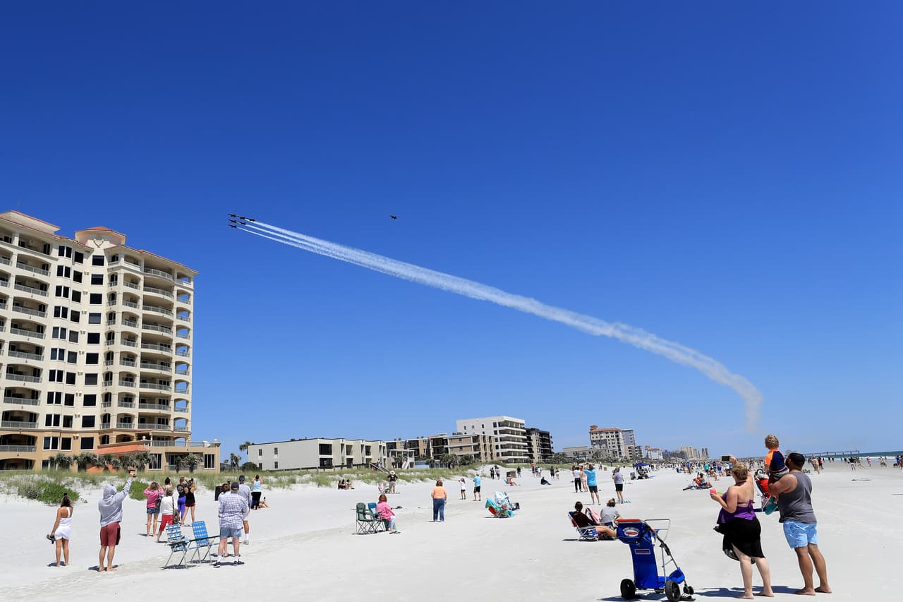 A partir del lunes y a excepción de los condados Miami-Dade, Broward y Palm Beach, en el estado de Florida comenzarán a funcionar de nuevo los salones de belleza, en una segunda fase reapertura. Otros negocios como restaurantes ya abrieron, con medidas de distanciamiento social.
<br>