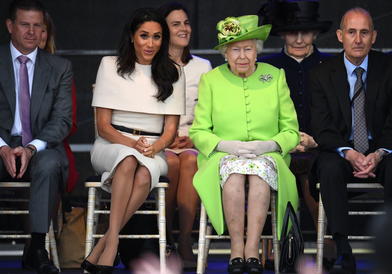 En más de una ocasión, los ha elegido en negro y siempre dos números más grandes, como reportó el diario
<a href="https://www.thesun.co.uk/fabulous/6591536/meghan-markle-shoes-too-big/">The Sun</a>.