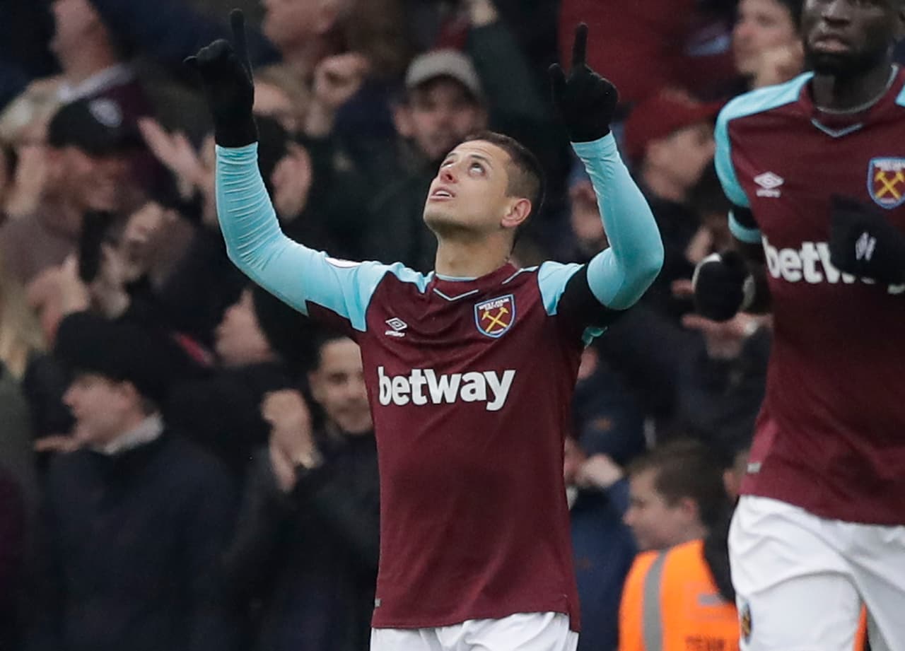 Aquella vez, el delantero mexicano portaba la casaca del West Ham y le bastaron tres minutos para silenciar Stamford Bridge en cotejo correspondiente a la Fecha 33 de la Premier League.