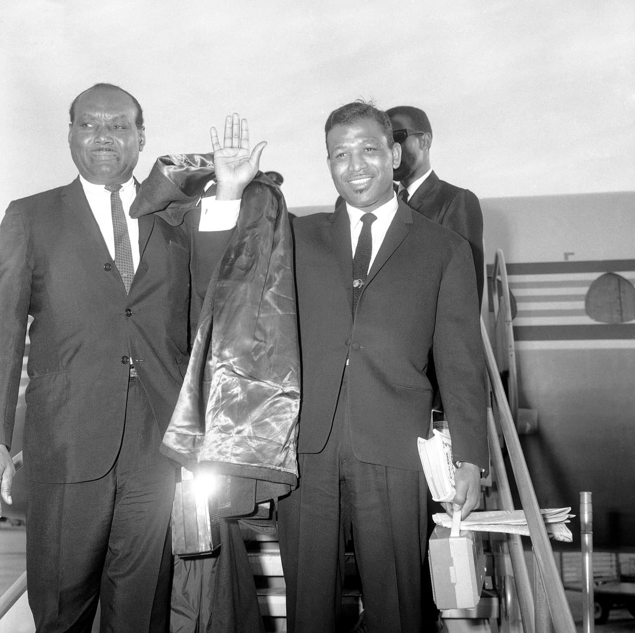 La madre fue a la iglesia episcopal metodista de Salem, donde un hombre llamado George Gainford había iniciado un club de boxeo; Robinson no tardó en ponerse los guantes.