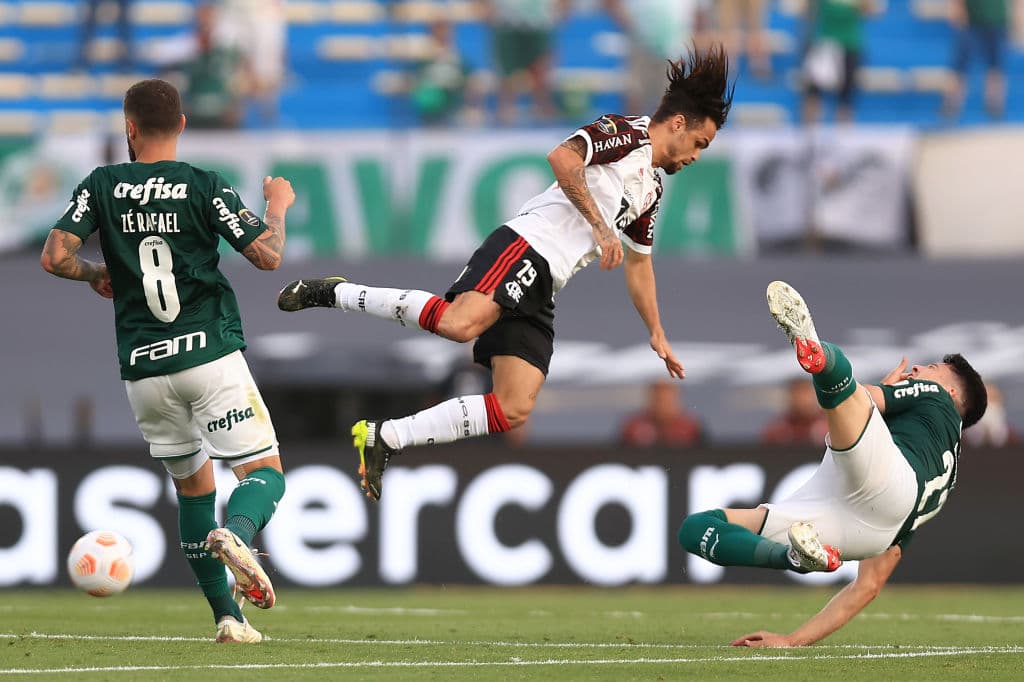 Con un gol de Deyverson al minuto 95, Palemiras rompe el empate en los tiempos extras, vencen 2-1 al Flamengo y levantan el título de la Copa Libertadores por segundo año consecutivo.