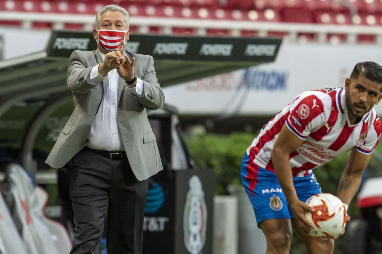 Víctor Vucetich pide calma ante falta de gol de Chivas