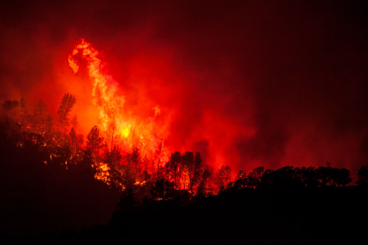 La alerta de bandera roja por incendios se mantiene en esta zona.
