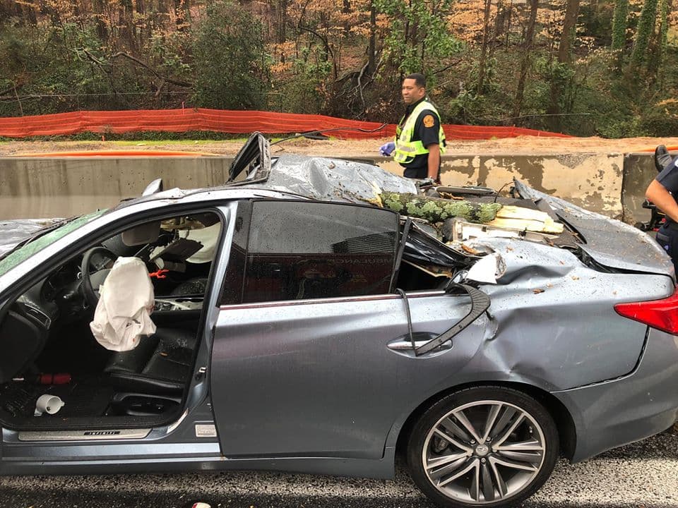 Un conductor resultó con heridas leves este jueves luego de que el auto en el que viajaba fue aplastado por un árbol que le cayó encima mientras viajaba por la carretera interestatal 285.