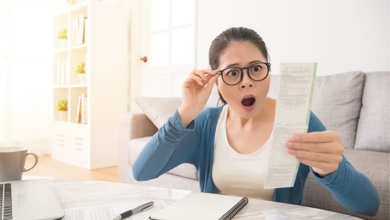 <b>Establezca metas de ahorro a corto y largo plazo: </b>Ahora que tiene una descripción general de sus hábitos de gasto, es hora de establecer algunos objetivos de
<b>ahorro realistas a corto</b> y
<b>largo plazo. </b>Implemente una meta de ahorro a corto plazo cuando necesite ahorrar dinero rápidamente. Tal vez esté ahorrando $200 para un boleto de avión a casa. También podría iniciar un fondo de emergencia y establecer un objetivo a corto plazo de $500 en tres meses.
<br>