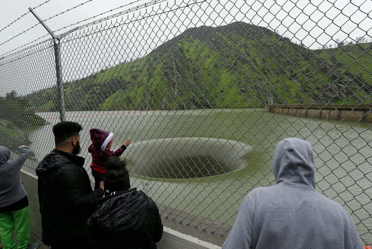 Residentes observan el llamado ‘Gran Hoyo’ de la represa Monticello en el norte de California.