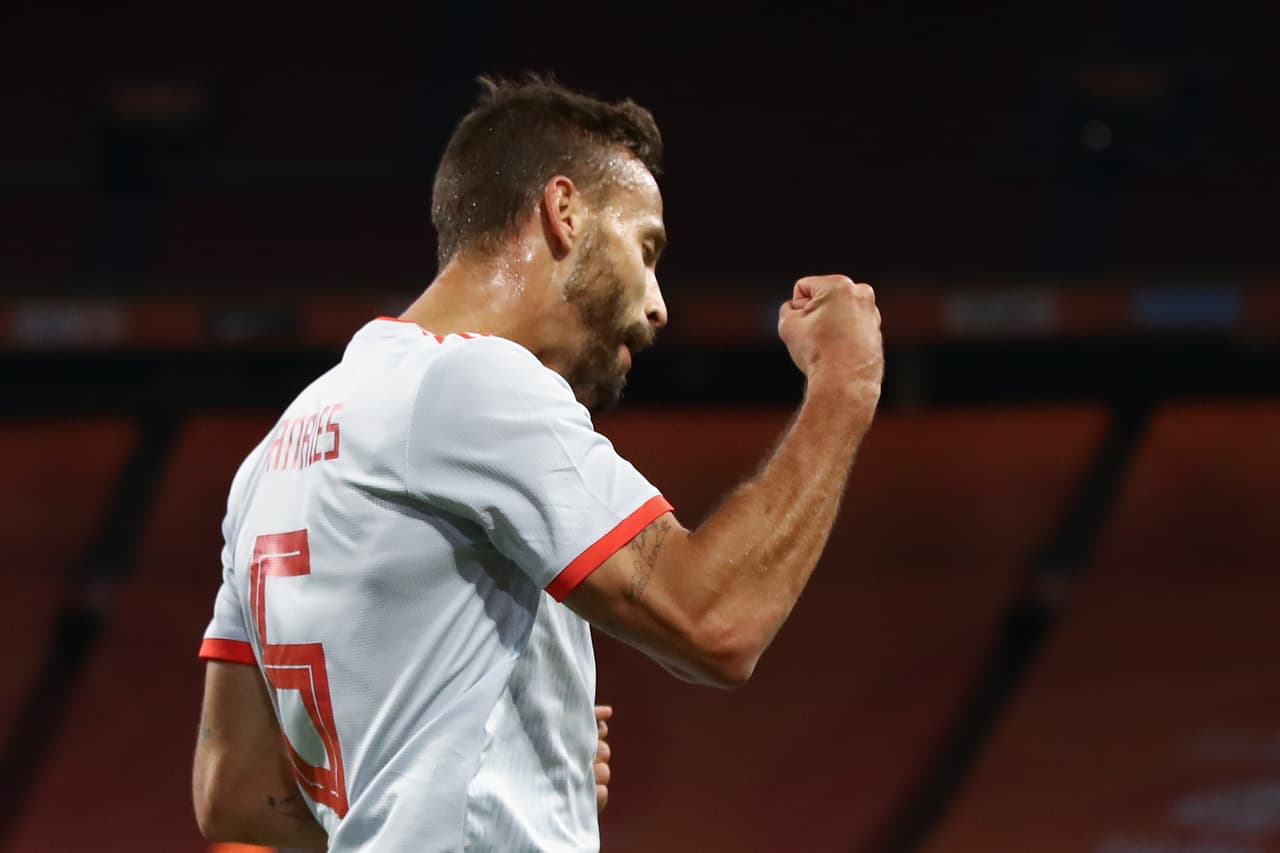 Holanda y España empatan 1-1 en partido amistoso internacional en la Amsterdam Arena. Sergio Canales abrió el marcador al minuto 18 a favor de los españoles, sin embargo, en la segunda parte, Van de Beek iguala el marcador al minuto 48 a favor de la 'Naranja Mecánica'. Sergio Ramos iguala en partidos jugados con su país a Gianluigi Buffon.