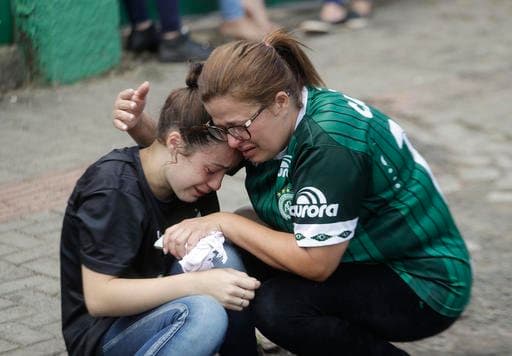 Seguidores del Chapecoense lloran por su equipo a las afueras de su estadio