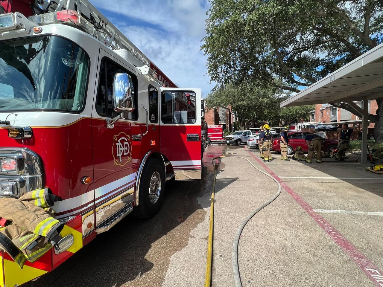 No se reportaron heridos, pero los residentes de al menos dos apartamentos fueron desalojados.
<br>