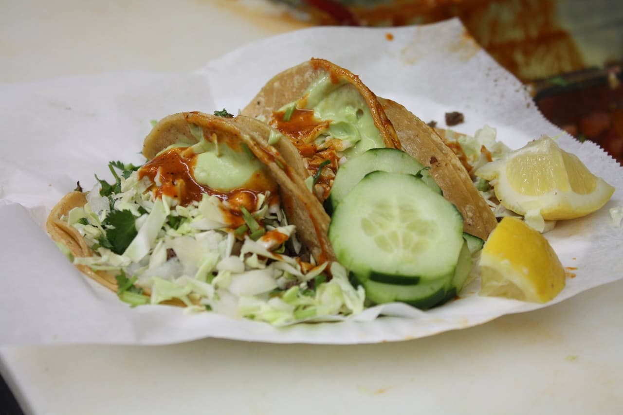 <b>La Elegante Taquería</b> tiene la máxima puntuación en comentarios de clientes en su página de Facebook, lo que quiere decir que de las casi 100 personas que han escrito, ninguno es inferior a 5, lo cual habla muy bien de este lugar. Ubicada en el popular barrio de Chinatown, en Fresno, sólo atienden desde las 10 de la mañana hasta las 3 de la tarde. Pero la línea de espera habla de su popularidad entre los trabajadores del área, dice Gustavo Arellano, columnista de Eater.