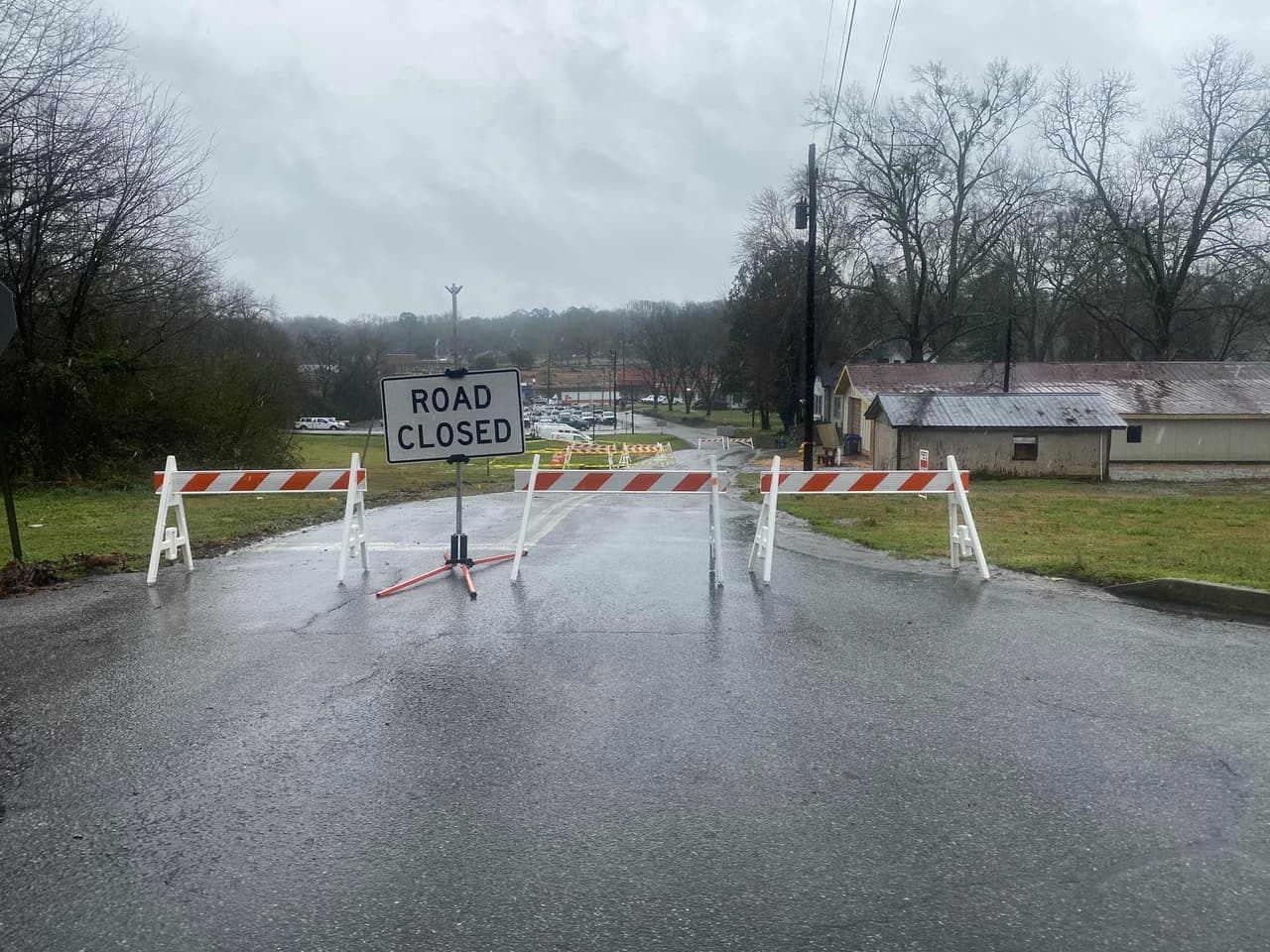 La Policía de Jefferson dijo que había cerrado Hill Street a la altura de Mahaffey Street debido a la formación de un agujero.