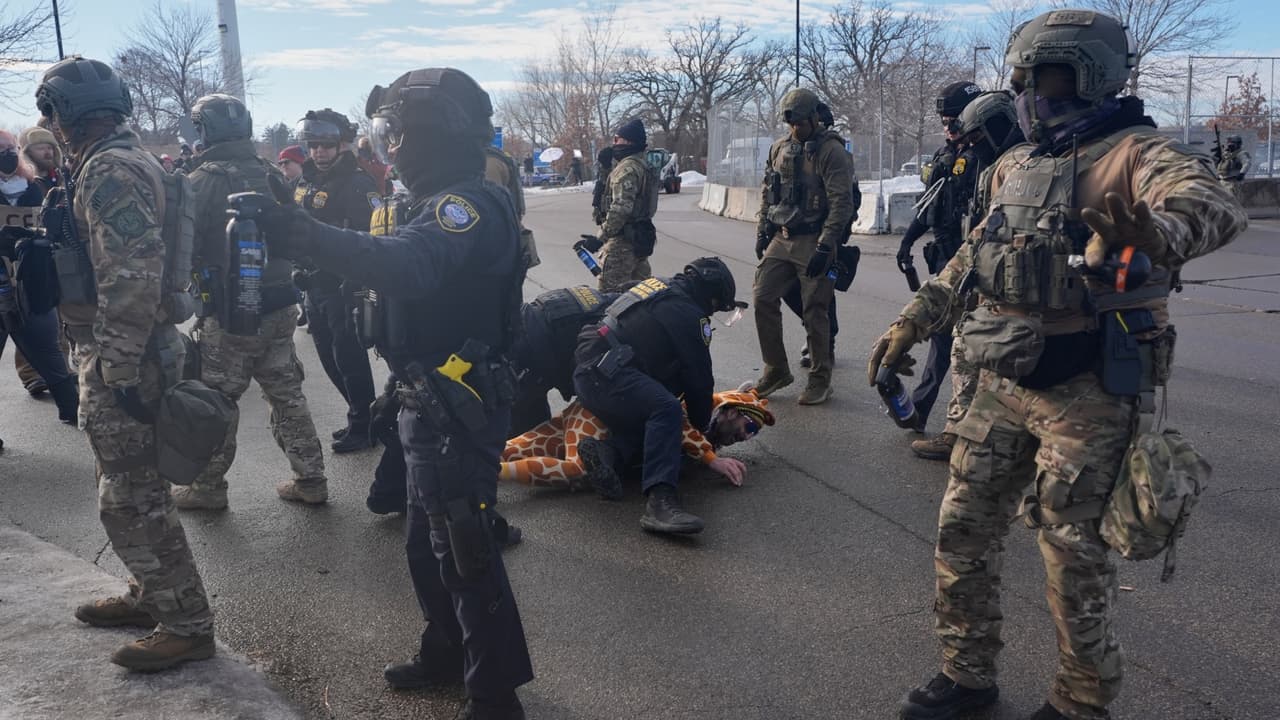 Asesor de Trump advierte que obstruir a oficiales del ICE constituye un "delito grave"