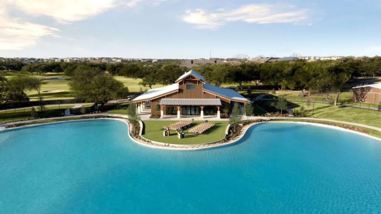 La nueva laguna “The Big Spring” ofrece arena blanca, actividades acuáticas y cabañas privadas dentro de un resort en San Antonio.