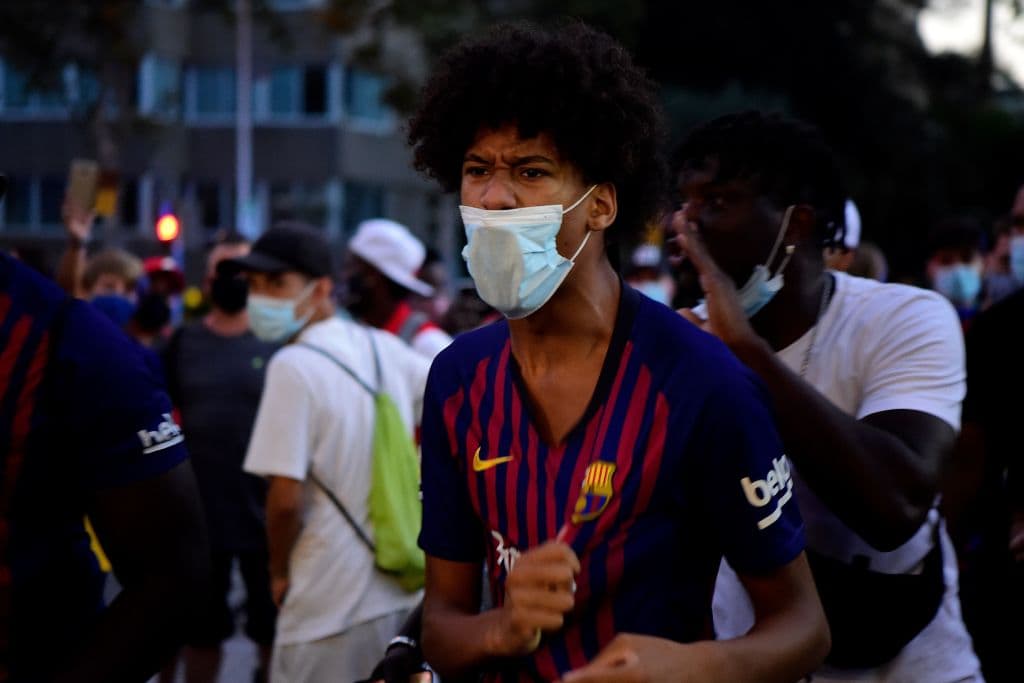 Fanáticos culés mostraron su descontento con la directiva blaugrana tras conocer el deseo de Lionel Messi de salir de la institución.