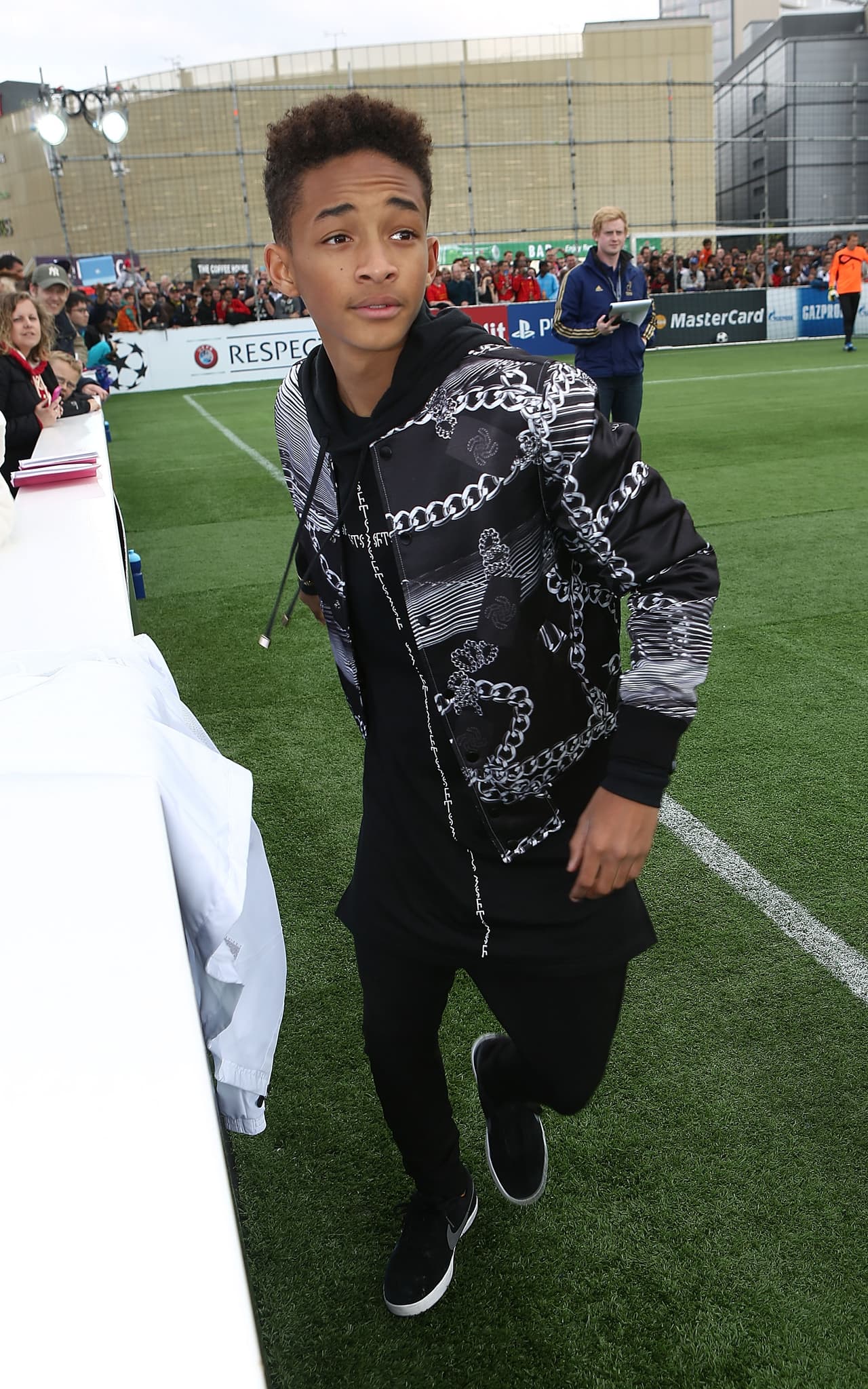 Las chaquetas que usa se caracterizan por ser ‘oversize’ y tener detalles futurísticos.