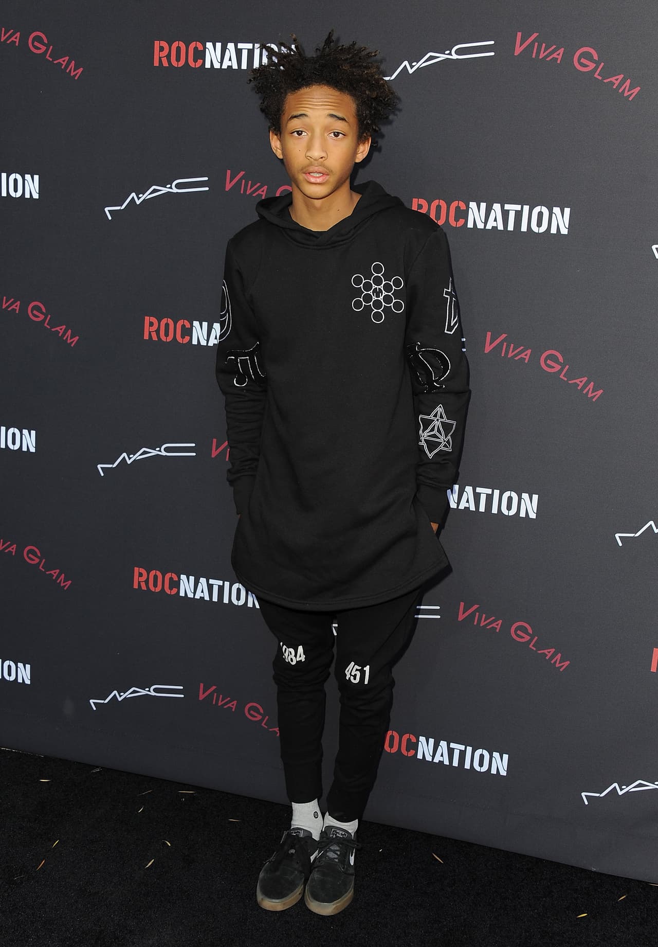 Pero a él no le importa: ¡el joven rebelde usa lo que se le antoja!